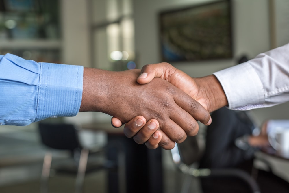 Poignée de main — relation de confiance
